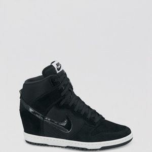Nike Womens Dunk Sky Hi Essential